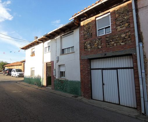 Foto 2 de Casa adossada en venda a Garrafe de Torío de 4 habitacions amb garatge i calefacció
