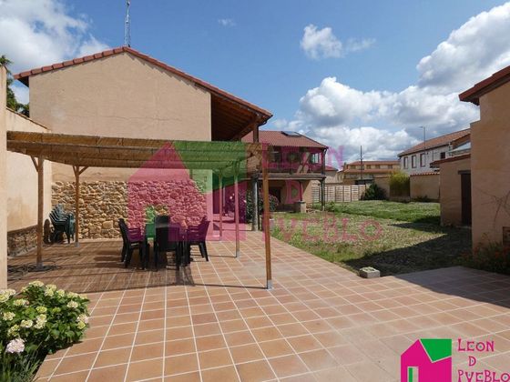Foto 2 de Xalet en venda a Llamas de la Ribera de 5 habitacions amb terrassa i piscina