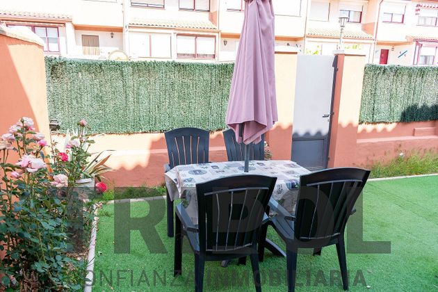 Foto 2 de Casa adossada en venda a calle Paraíso de 3 habitacions amb terrassa i garatge