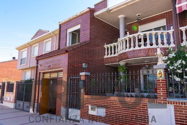Foto 1 de Casa adosada en venta en calle Miguel Delibes de 5 habitaciones con terraza y garaje