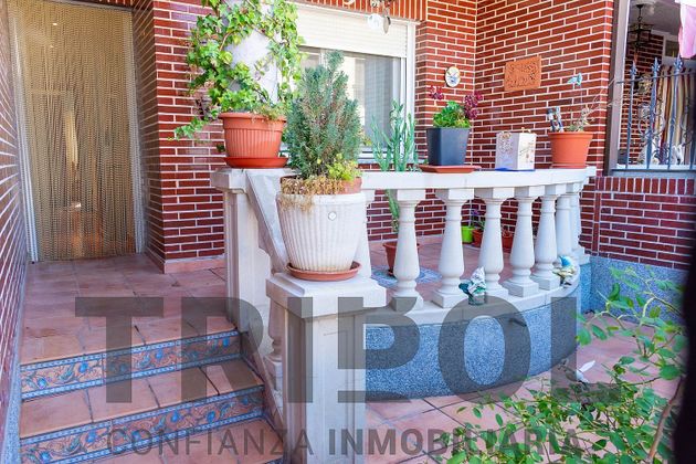 Foto 2 de Casa adossada en venda a calle Miguel Delibes de 5 habitacions amb terrassa i garatge
