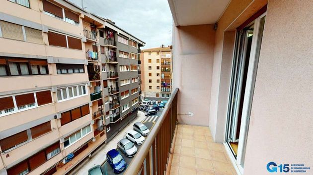 Foto 2 de Venta de piso en calle Oiartzun de 2 habitaciones con balcón y calefacción
