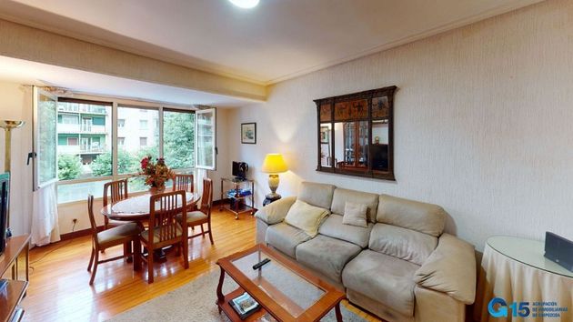 Foto 2 de Venta de piso en calle Isabel Iia Etorbidea de 4 habitaciones con terraza y jardín