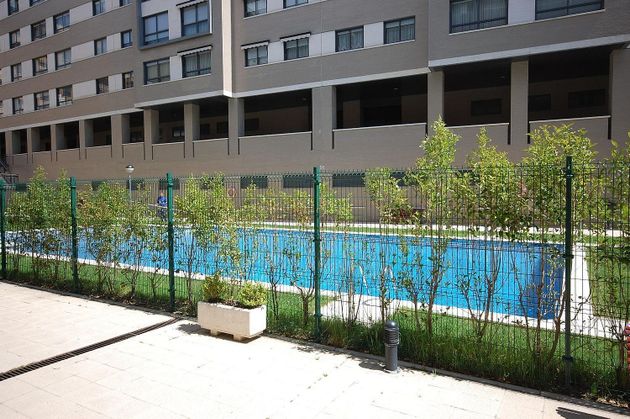 Foto 2 de Piso en venta en calle De Manuel Azaña de 3 habitaciones con piscina y jardín