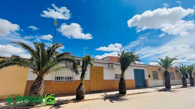 Foto 1 de Casa en venda a calle Cuatro Caminos de 4 habitacions amb garatge i jardí