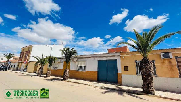 Foto 2 de Casa en venda a calle Cuatro Caminos de 4 habitacions amb garatge i jardí