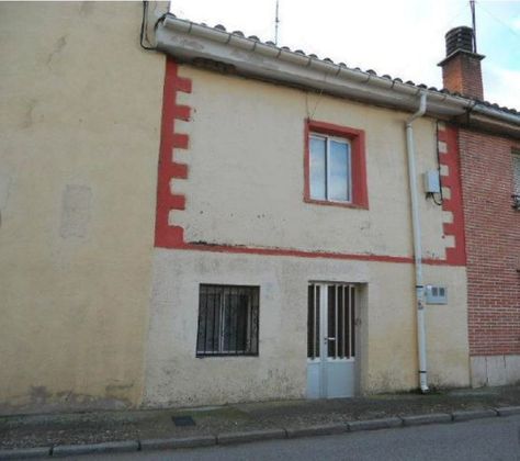 Foto 1 de Casa adosada en venta en Villadiego de 2 habitaciones con jardín