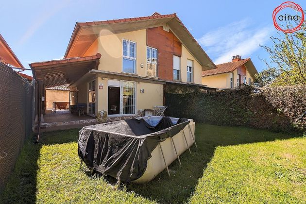 Foto 2 de Casa adossada en venda a calle San Miguel de 3 habitacions amb terrassa i piscina