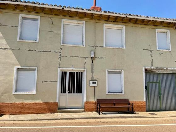 Foto 1 de Casa en venda a Renedo de la Vega de 5 habitacions amb garatge i jardí
