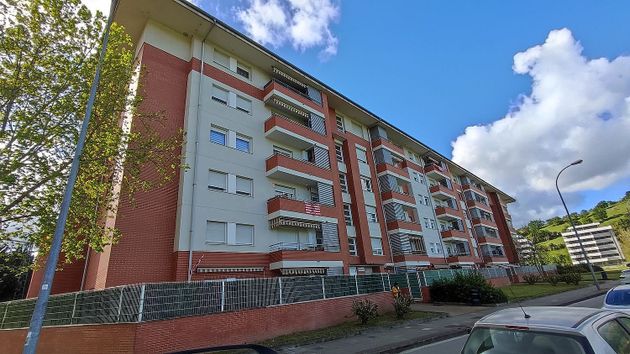 Foto 2 de Venta de piso en calle Fauste Bekoa Auzunea Etxetaldea de 3 habitaciones con terraza y garaje