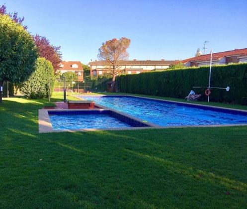 Foto 1 de Venta de casa adosada en Miranda de Ebro de 3 habitaciones con terraza y piscina