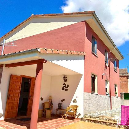Foto 2 de Xalet en venda a Santa María Rivarredonda de 4 habitacions amb garatge i jardí