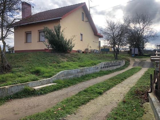 Foto 2 de Venta de chalet en Miranda de Ebro de 4 habitaciones con terraza y jardín