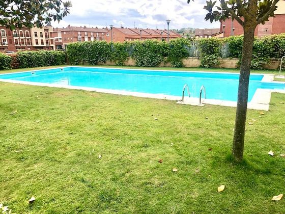 Foto 1 de Venta de casa en Miranda de Ebro de 3 habitaciones con terraza y piscina
