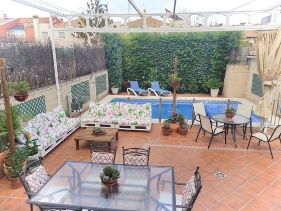 Foto 1 de Casa adossada en venda a Santa María de 5 habitacions amb piscina i garatge