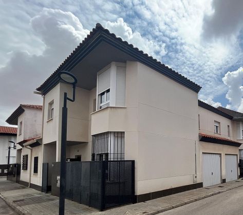 Foto 2 de Chalet en venta en Pedro Muñoz de 3 habitaciones con garaje