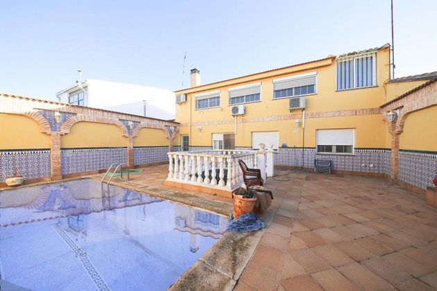 Foto 1 de Chalet en venta en Tomelloso de 5 habitaciones con piscina y garaje