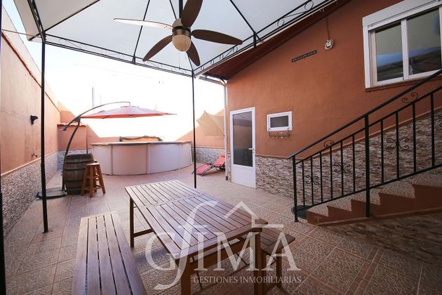 Foto 2 de Casa adossada en venda a Tomelloso de 4 habitacions amb terrassa i piscina