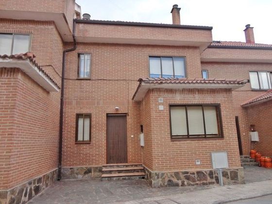 Foto 1 de Casa adossada en venda a Salas de los Infantes de 3 habitacions amb jardí i calefacció