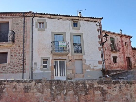 Foto 1 de Casa adossada en venda a Salas de los Infantes de 5 habitacions amb balcó i calefacció