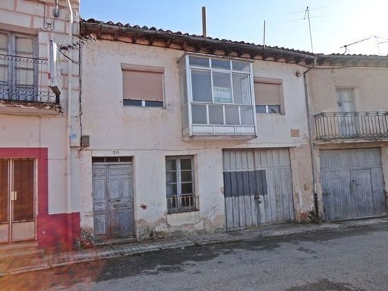 Foto 1 de Casa adossada en venda a Hontoria del Pinar de 4 habitacions amb garatge i jardí