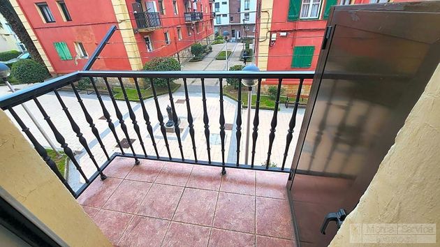 Foto 2 de Venta de piso en Pasaia de 2 habitaciones con balcón