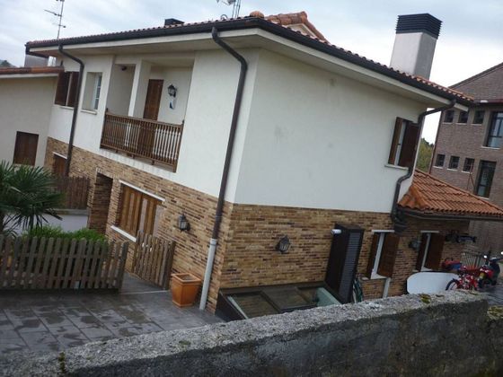 Foto 1 de Venta de casa en calle Juanistegi Bidea de 7 habitaciones con terraza y jardín