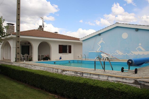Foto 1 de Venta de chalet en Carbajosa de la Sagrada de 3 habitaciones con terraza y piscina