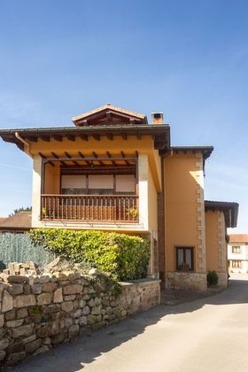 Foto 2 de Casa en venda a barrio Cos de 4 habitacions amb terrassa i garatge