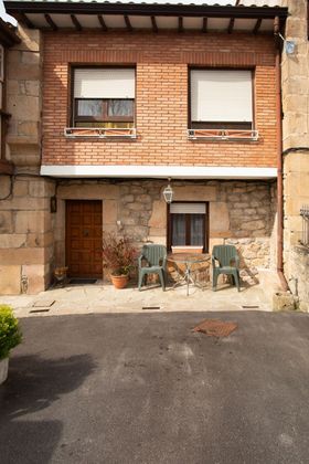 Foto 1 de Casa en venda a barrio Barcena de 4 habitacions amb calefacció