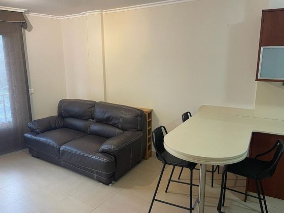 Foto 2 de Pis en lloguer a calle Regueiro de 2 habitacions amb garatge i mobles