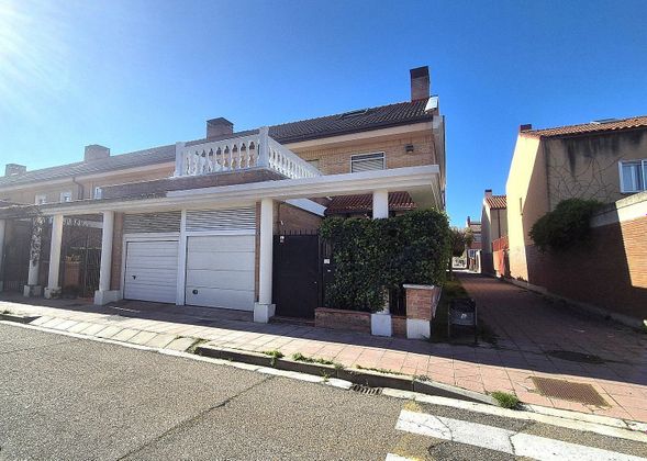Foto 1 de Casa adossada en venda a Laguna de Duero de 3 habitacions amb terrassa i garatge