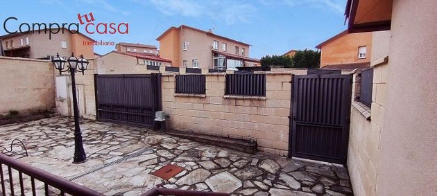 Foto 2 de Venta de casa en Hontanares de Eresma de 3 habitaciones con terraza y piscina