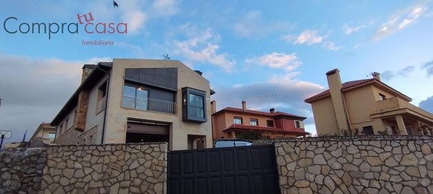 Foto 1 de Xalet en venda a Torrecaballeros de 4 habitacions amb piscina i garatge