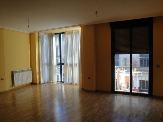 Foto 1 de Venta de piso en Astorga de 5 habitaciones con terraza y calefacción