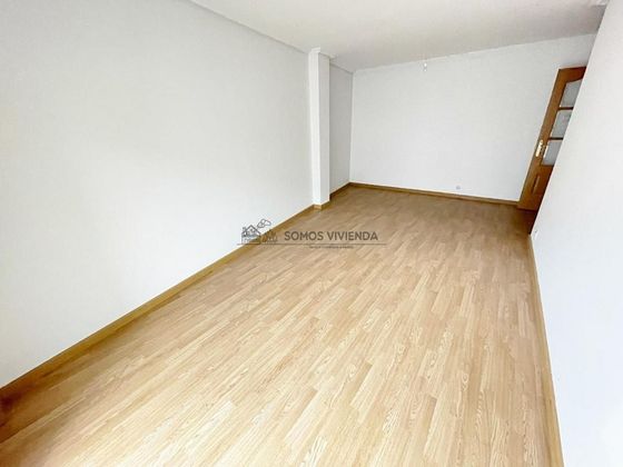 Foto 2 de Piso en venta en Vistahermosa de 3 habitaciones con garaje y muebles
