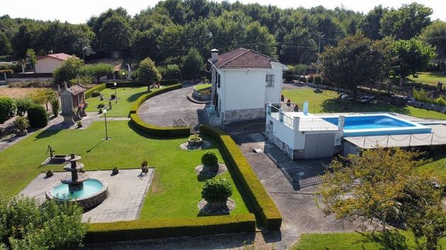 Foto 2 de Chalet en venta en Amoeiro de 3 habitaciones con piscina y jardín