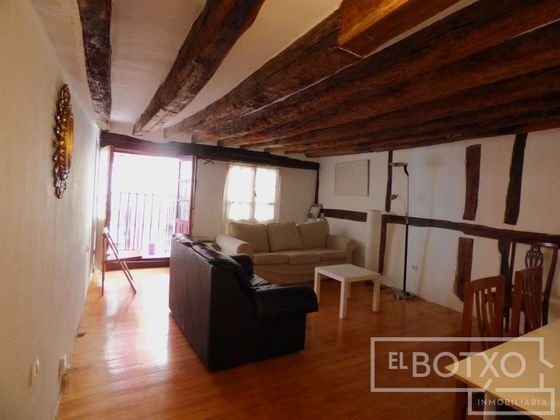 Foto 1 de Pis en lloguer a Casco Viejo de 1 habitació amb mobles i balcó