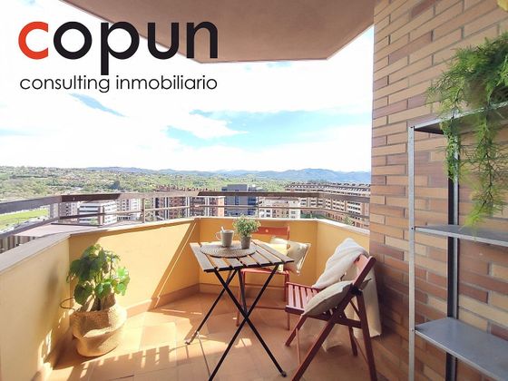 Foto 2 de Piso en venta en calle Mieres de 3 habitaciones con terraza y piscina