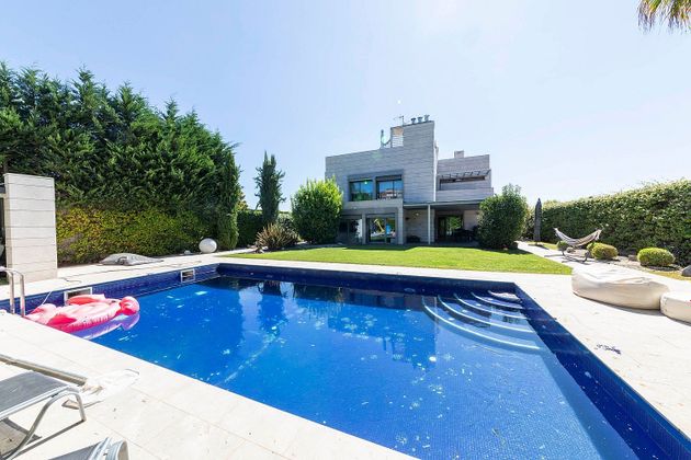 Foto 1 de Venta de chalet en Lardero de 5 habitaciones con terraza y piscina