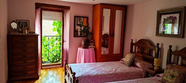 Foto 2 de Venta de casa adosada en Cuzcurrita de Río Tirón de 5 habitaciones con terraza y jardín