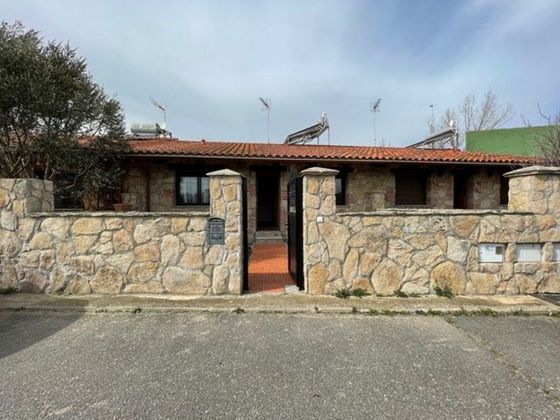 Foto 2 de Casa adosada en venta en Zarapicos de 3 habitaciones con jardín y calefacción