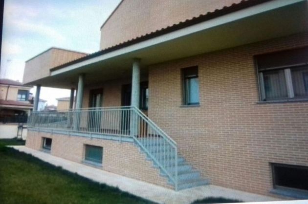 Foto 1 de Venta de chalet en Vellés (La) de 5 habitaciones con terraza y piscina