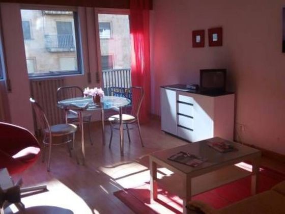 Foto 1 de Pis en lloguer a Centro - Salamanca de 3 habitacions amb mobles i balcó