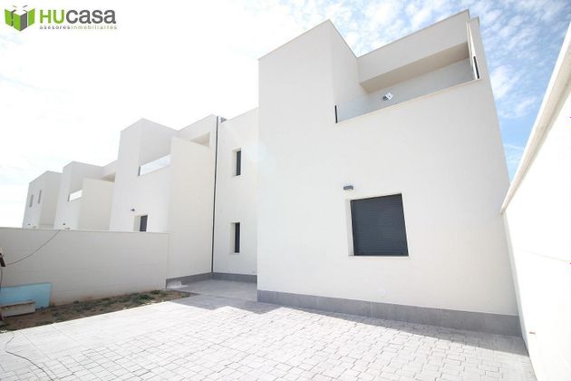 Foto 1 de Casa adosada en venta en Argés de 3 habitaciones con terraza y piscina