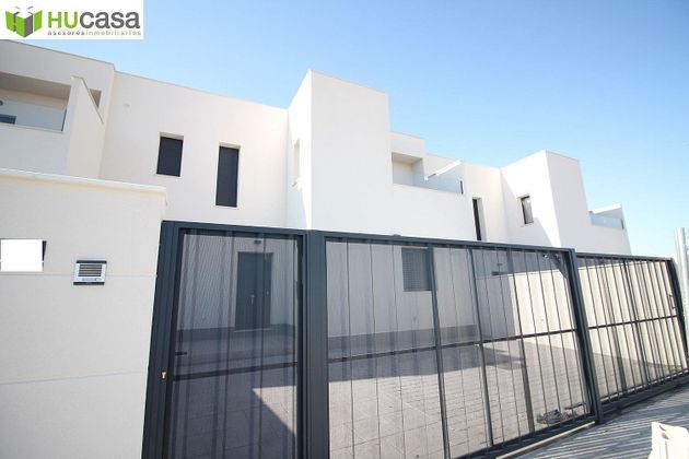 Foto 2 de Casa adosada en venta en Argés de 3 habitaciones con terraza y piscina