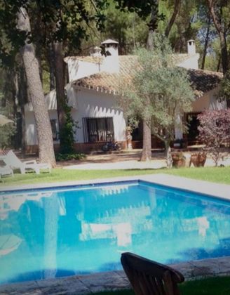 Foto 1 de Venta de chalet en calle Pinares del Jucar de 6 habitaciones con piscina y jardín