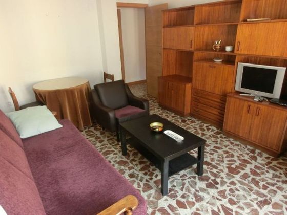 Foto 2 de Alquiler de piso en Antequeruela y Covachuelas de 3 habitaciones con muebles y balcón