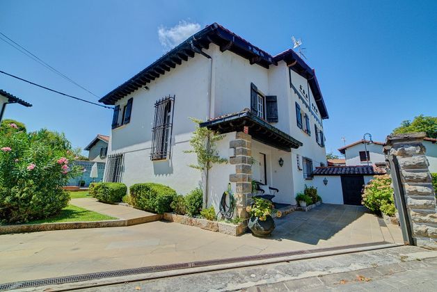 Foto 1 de Casa en venda a calle Valle de Egüés de 4 habitacions amb piscina i jardí