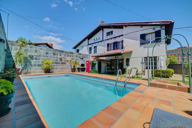 Foto 2 de Casa en venta en calle Valle de Egüés de 4 habitaciones con piscina y jardín